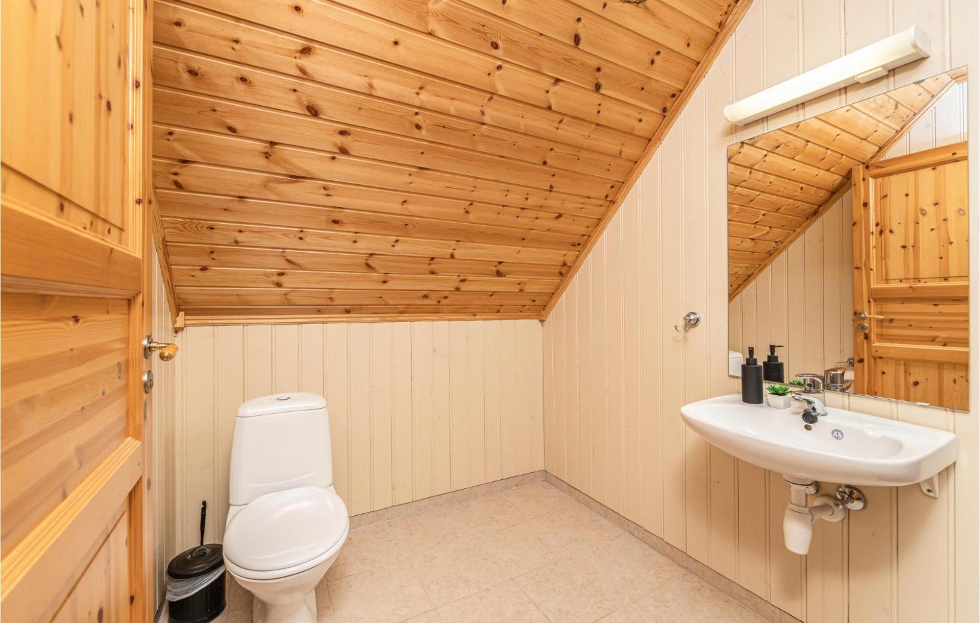 Awesome Home In Kvamsoy With Jacuzzi Sandvik  Екстер'єр фото
