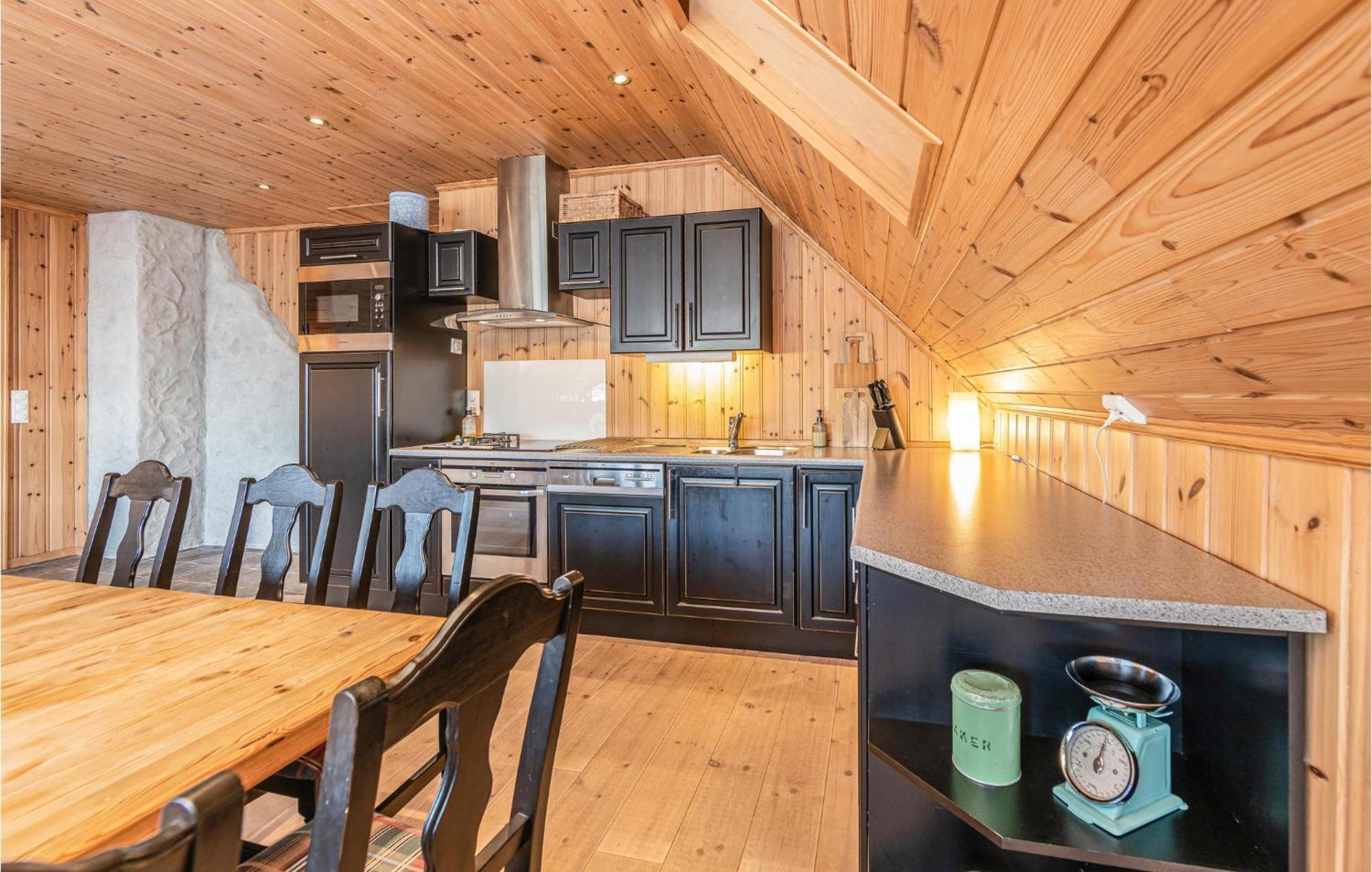 Awesome Home In Kvamsoy With Jacuzzi Sandvik  Екстер'єр фото