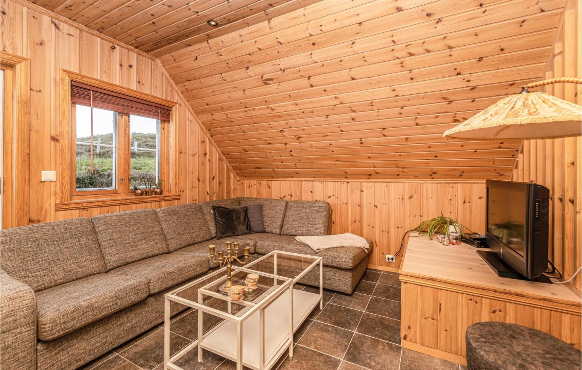 Awesome Home In Kvamsoy With Jacuzzi Sandvik  Екстер'єр фото
