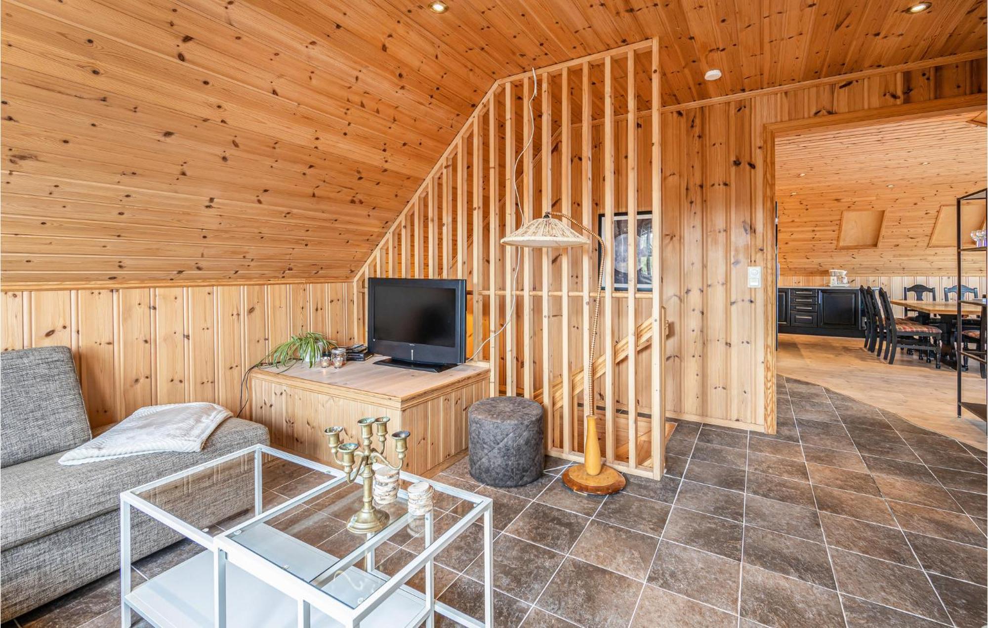 Awesome Home In Kvamsoy With Jacuzzi Sandvik  Екстер'єр фото