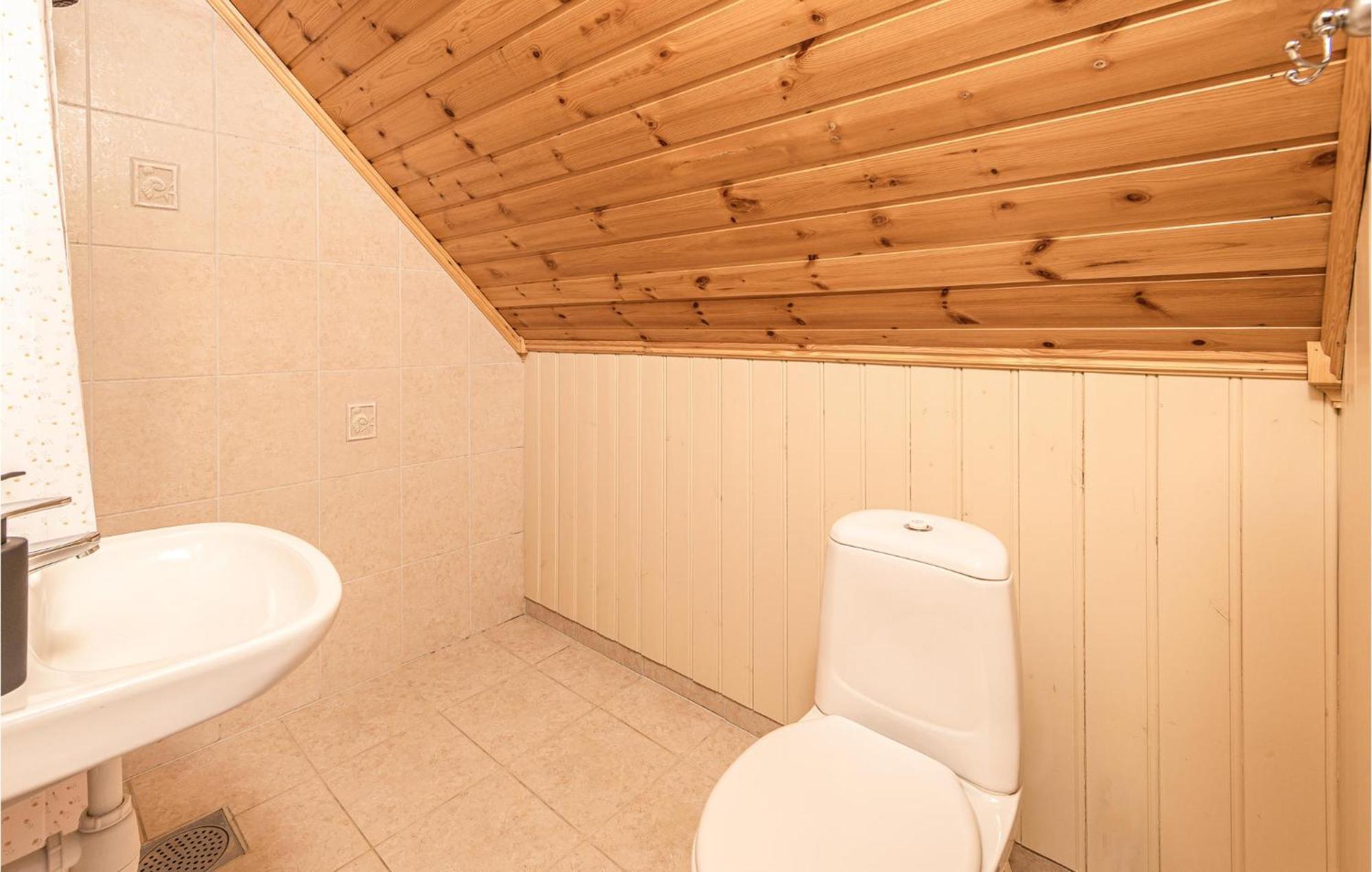 Awesome Home In Kvamsoy With Jacuzzi Sandvik  Екстер'єр фото