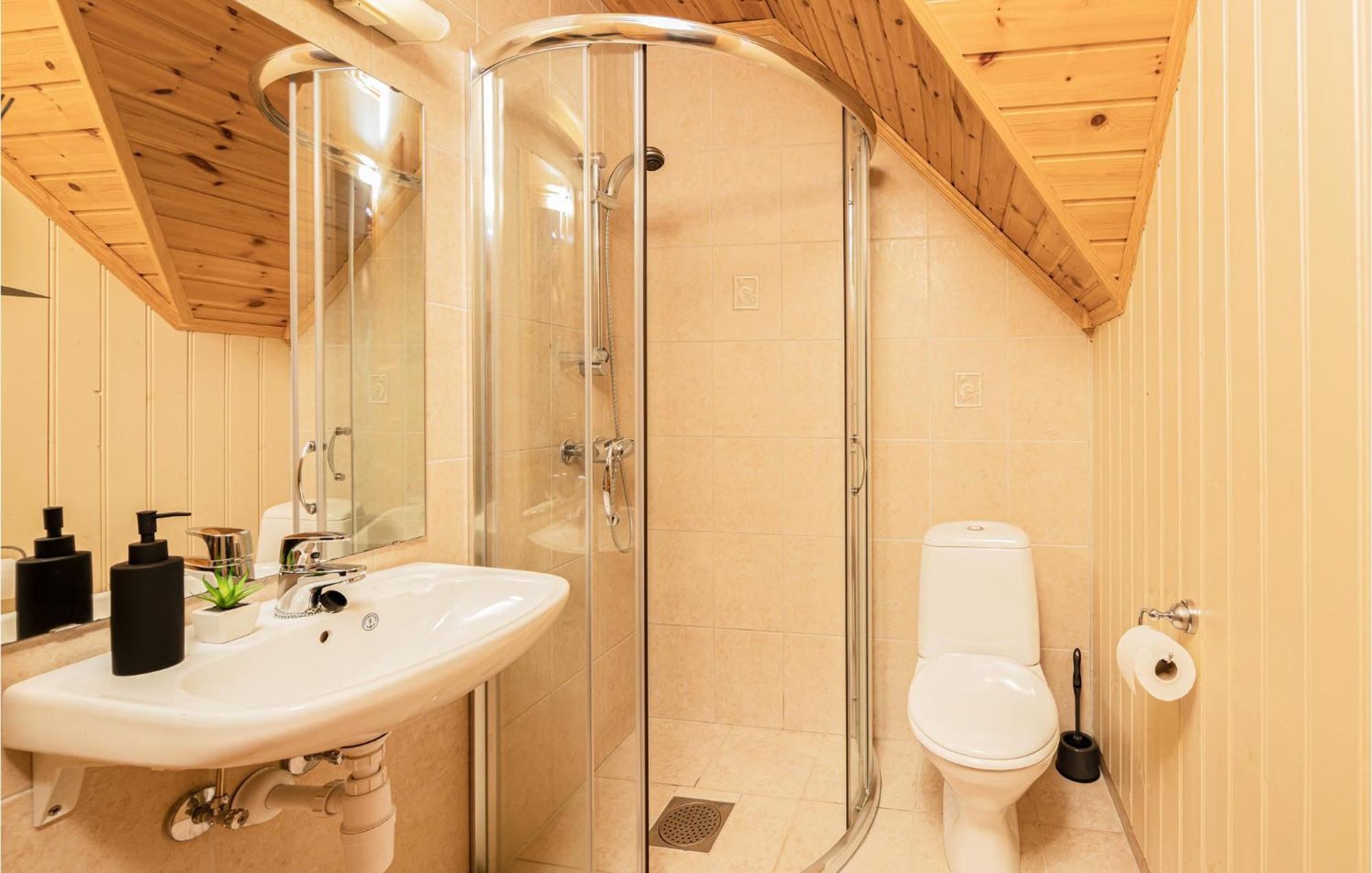 Awesome Home In Kvamsoy With Jacuzzi Sandvik  Екстер'єр фото