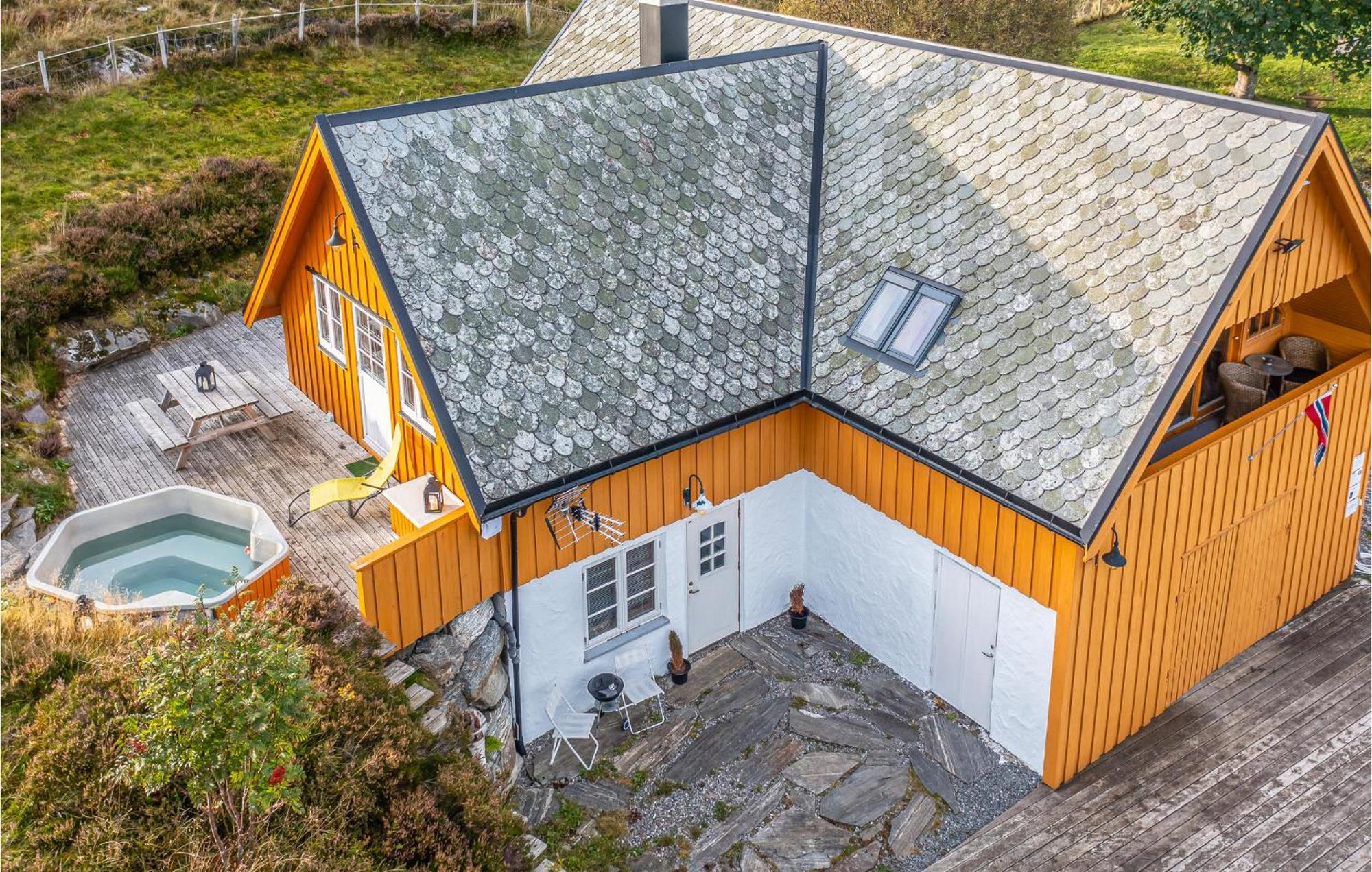 Awesome Home In Kvamsoy With Jacuzzi Sandvik  Екстер'єр фото